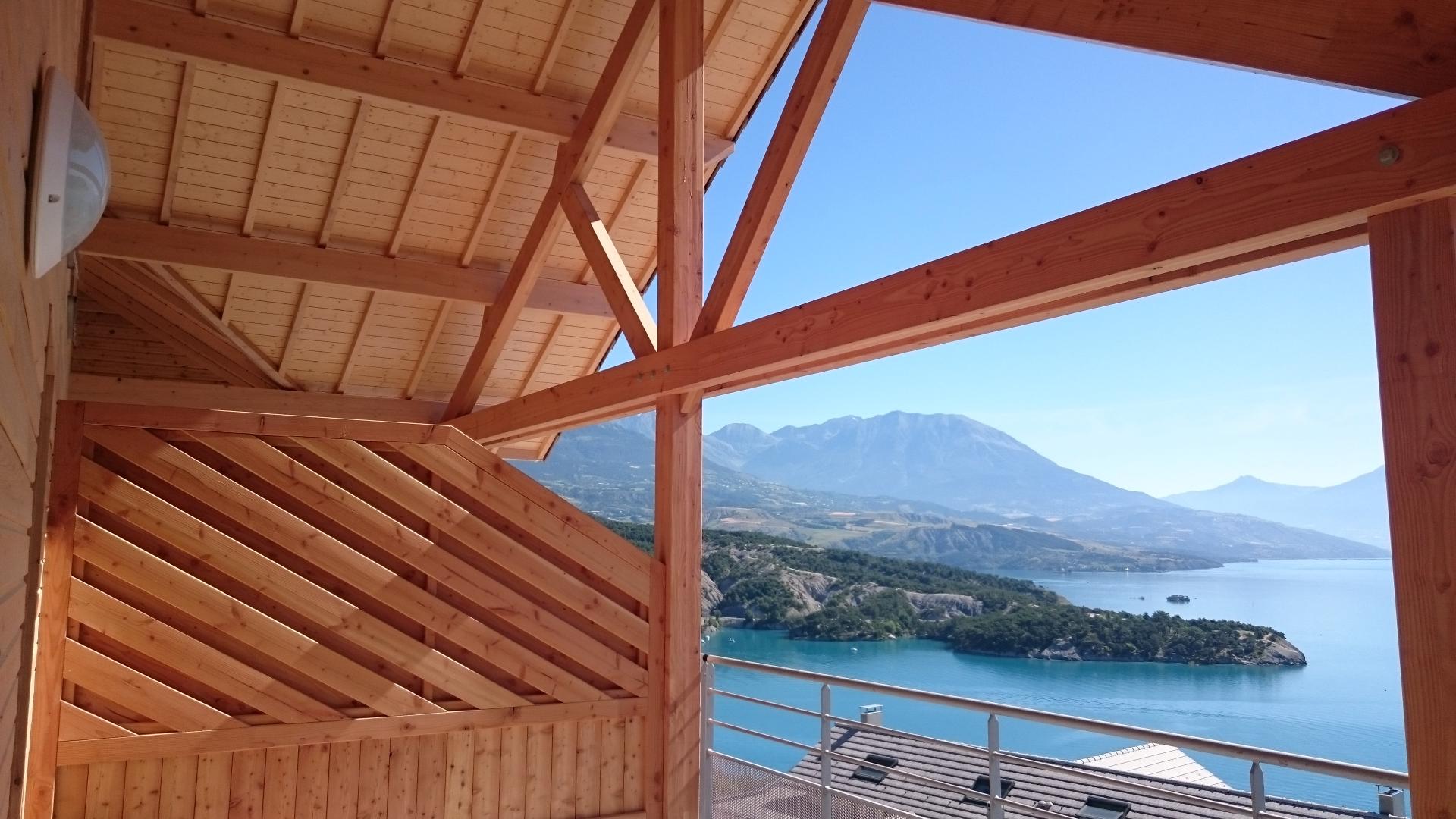 Charpente à Chorges avec vue sur le lac de Serres Ponçon
