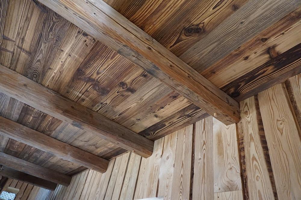 Finitions intérieures à Pont du Fossé Solivage et plafond vieux bois, bardage vertical vapo traité