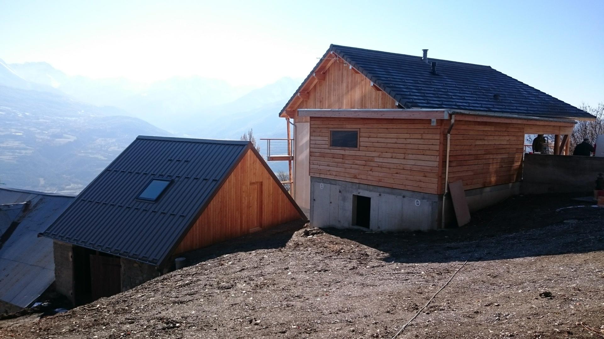 Bardage à claire voie à Savines En mélèze de pays, fixation inox A2