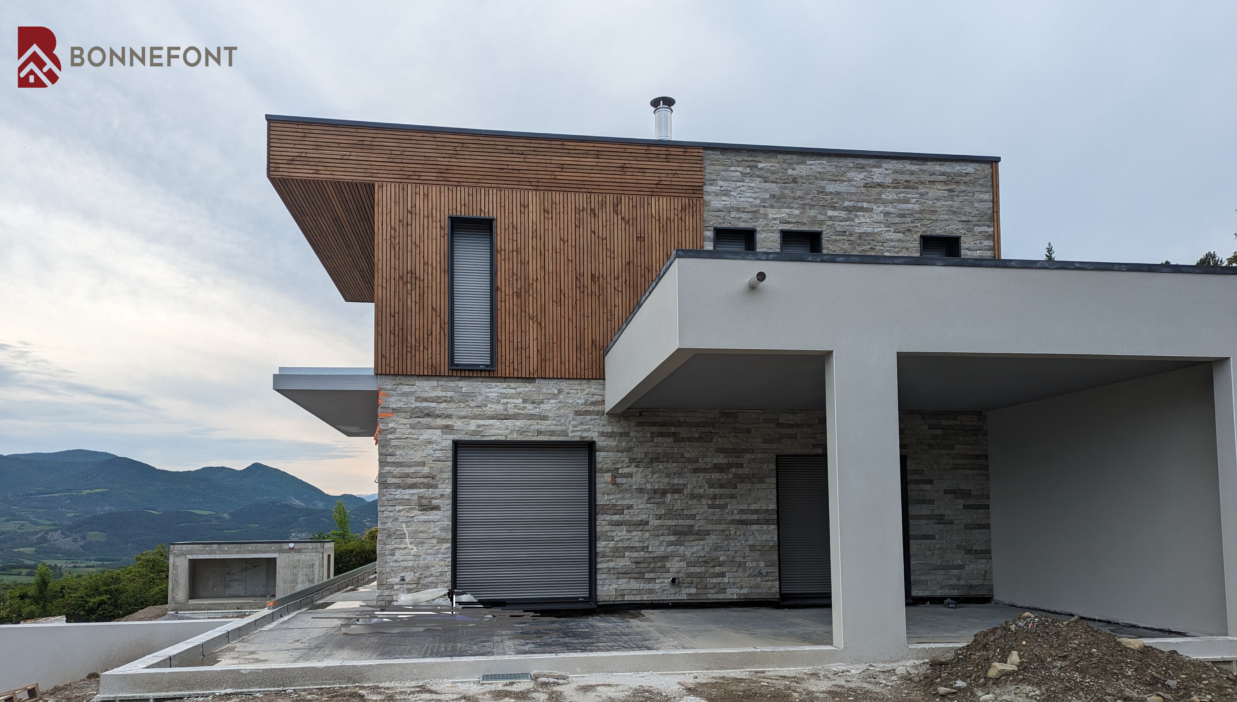 Mélange bois et pierre Bardage douglas et parement en pierre