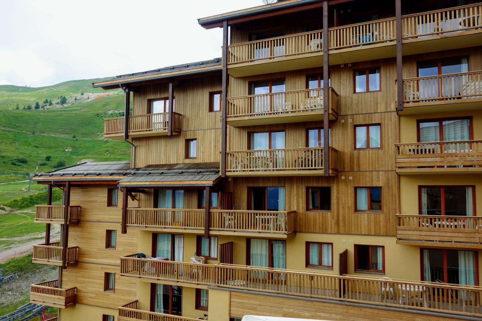 2 immeubles de résidence vacances Soit 1500 m² de bardage et 1000ML de garde corps, le tout en peuplier rectifié CL3.2