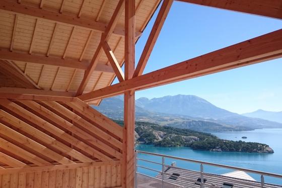 Charpente à Chorges avec vue sur le lac de Serres Ponçon